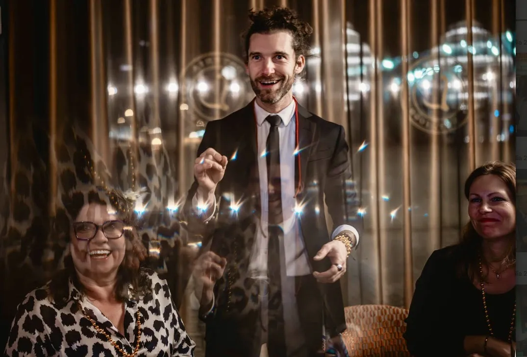 Kouzelník mezi hosty na večírku